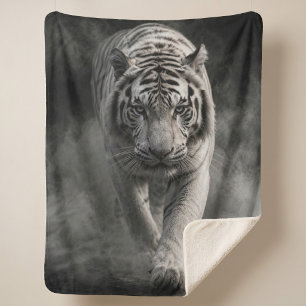 Weißer Tiger, der durch Rauch geht Sherpadecke