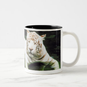 Weißer Tiger, der friedlich schwimmt Zweifarbige Tasse