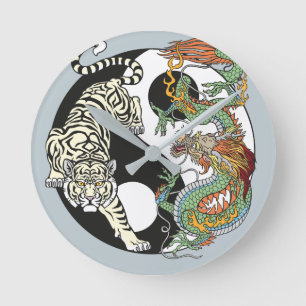 Weißer Tiger gegen grüner Drache im Yin Yang Runde Wanduhr