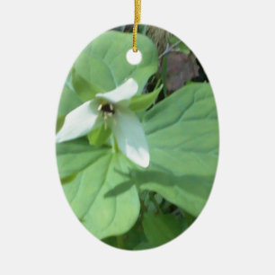 Weißer Trillium mit grüner Farbe Keramik Ornament