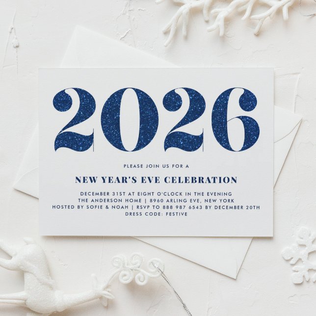 Weißer und blauer Glitzer 2024 Silvesterabend Part Einladung (Customizable 2026 New Year's Eve party invitation featuring faux navy blue glitter.)