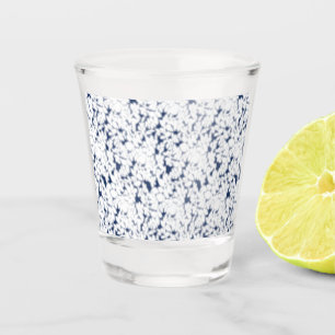 weißer und blauer Hintergrund mit einem Muster Schnapsglas