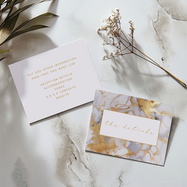 Weißer und goldener Marmor Hochzeit der Details Begleitkarte (Back and front Wedding "the details" card: Modern white and gold marble frame with gold script.)