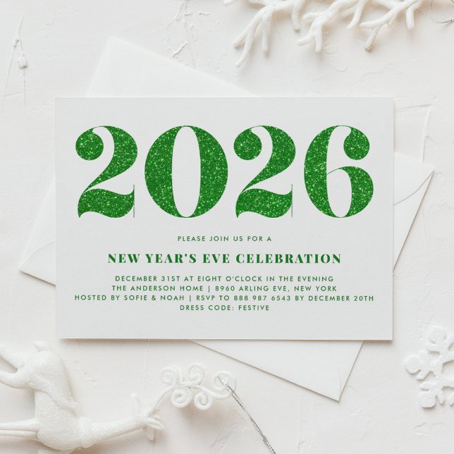 Weißer und grüner Glitzer 2024 Silvester Party Einladung (Customizable 2026 New Year's Eve party invitation featuring faux green glitter.)