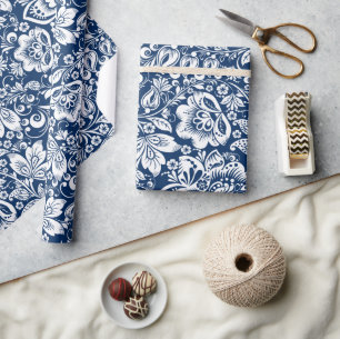 Weißer Vintage-Damask auf navyblauem Hintergrund Geschenkpapier