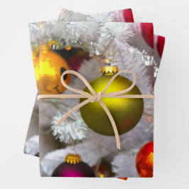Weißer Weihnachtsbaum mit farbenfrohen Bauern Geschenkpapier Set