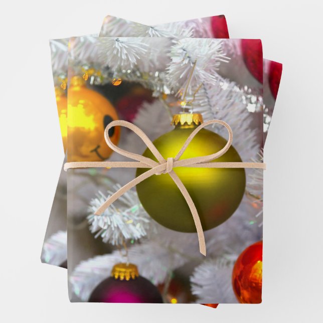 Weißer Weihnachtsbaum mit farbenfrohen Bauern Geschenkpapier Set (Beispiel)