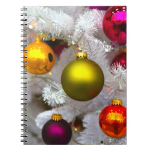 Weißer Weihnachtsbaum mit farbenfrohen Bauern Notizblock