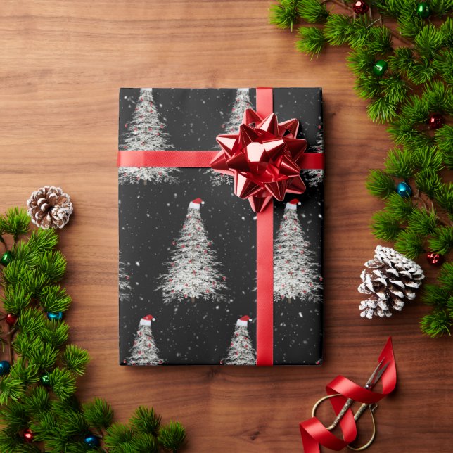 Weißer Weihnachtsbaum mit Weihnachtsmannmütze Geschenkpapier (Feiertagsgeschenk)