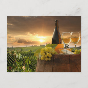Weißer Wein mit Barrel auf Weinberg im Chianti Postkarte