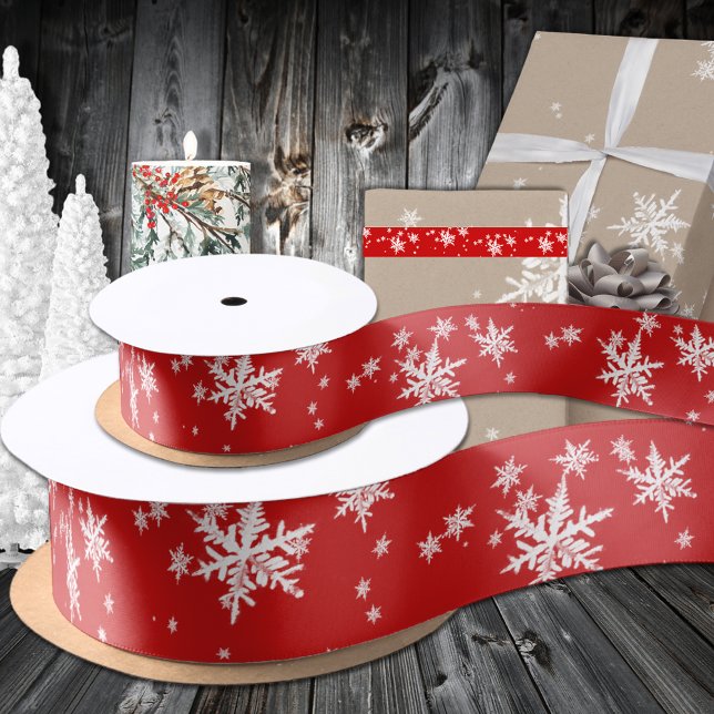 Weißer Winter Schneeflocken auf Holiday Red Satinband (White Winter Snowflakes On Holiday Red Satin Ribbon in 1.5 and 3 Inch Widths)