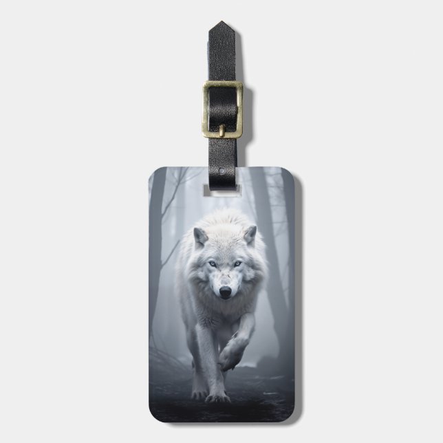 Weißer Wolf im Foggy Forest Gepäckanhänger (Vorderseite vertikal)