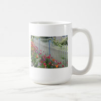 Weißer Zaun mit Tulips-Tasse
