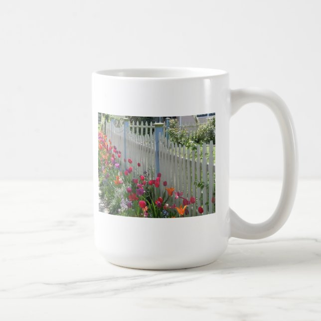 Weißer Zaun mit Tulips-Tasse Kaffeetasse (Rechts)