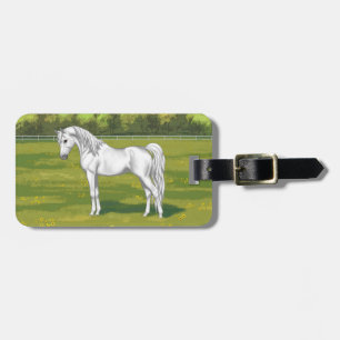 Weißes ägyptisches Arabisches Pferd in Sommerweide Gepäckanhänger