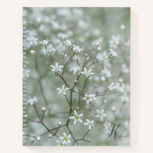 Weißes Baby-Atem-Blumenfoto mit Monogramm Notizbuch