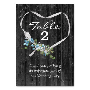 Weißes Band Herz auf Stallholz Tischnummer