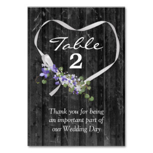 Weißes Band Herz auf Stallholz Tischnummer