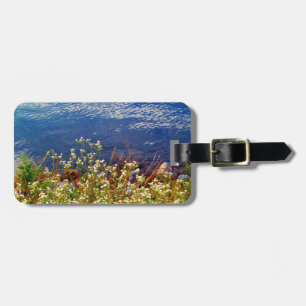 Weißes, blaues Wasser in den Wildblumen Gepäckanhänger