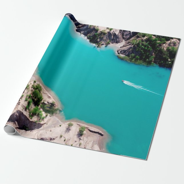 WEIßES BOOT AUF BLAUEM MEERWASSER WÄHREND DES TAGE GESCHENKPAPIER (Ungerollt)