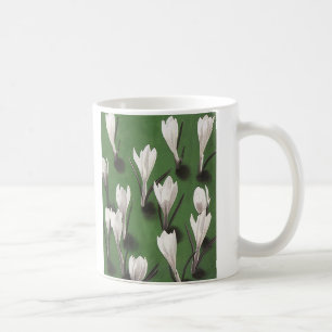 Weißes Crocus-Blumenmuster im Vintage-Stil, Garten Kaffeetasse
