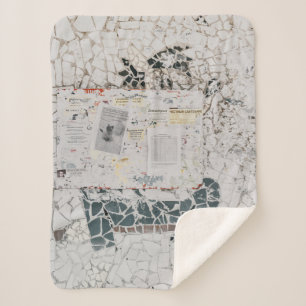 Weißes Druckerpapier auf weißem und grauem Beton Sherpadecke