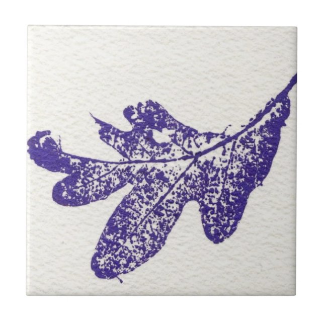 Weißes Eichennaturbild in blauen Fliesen. Fliese (Vorderseite)