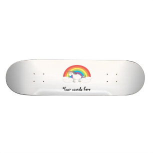 Weißes Einhorn auf Regenbogen und Wolken Skateboard