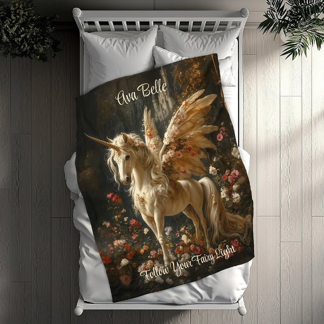 Weißes Einhorn mit Flügeln in einem Blumenwald Fleecedecke (Von Creator hochgeladen)