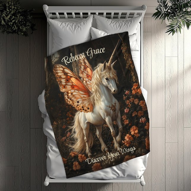 Weißes Einhorn mit orangefarbenen Schmetterlingswe Fleecedecke (Von Creator hochgeladen)