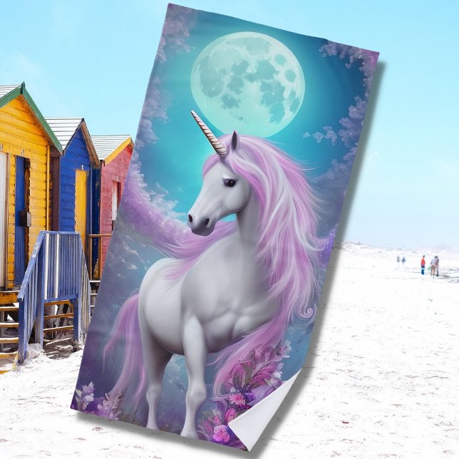 Weißes Einhorn mit violetten Blumen und Mond Strandtuch (Von Creator hochgeladen)