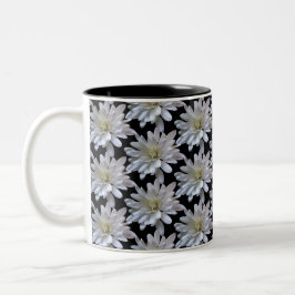 Weißes Farbmuster, weiße Blume Zweifarbige Tasse