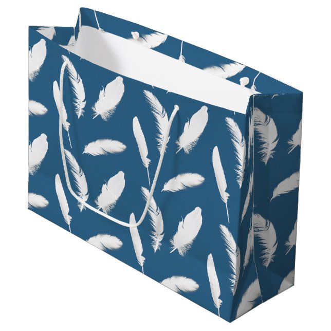 Weißes Federprint auf denim blau Große Geschenktüte (Vorderseite Schrägansicht)