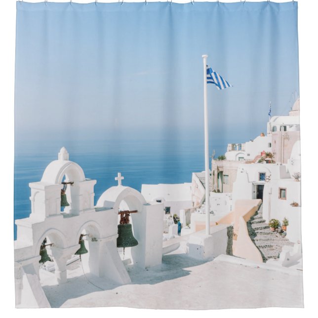 Weißes Gebäude aus Beton in der Nähe des Wasserkör Duschvorhang (Vorderseite)