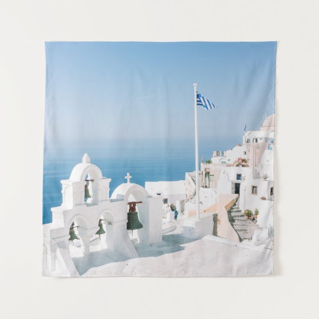 Weißes Gebäude aus Beton in der Nähe des Wasserkör Wandteppich (Vorderseite)