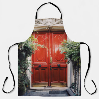 WEISSES GEBÄUDE MIT GESCHLOSSENER TÜR AUS ROTEM HO SCHÜRZE