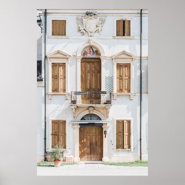 WEISSES GEBÄUDE MIT HOLZTÜREN UND WIND POSTER (Vorne)