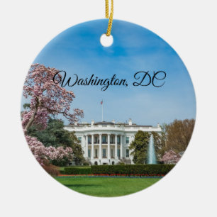 Weißes Haus im Frühjahr Keramik Ornament