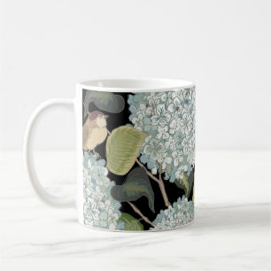 Weißes, hellblaues Hortensia mit grünen Blätter un Kaffeetasse