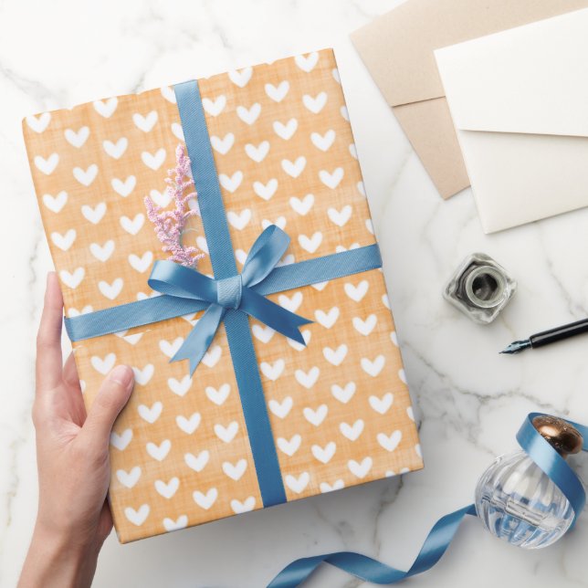 Weißes Herz auf leichter Orangenwein Geschenkpapier (Schenken)