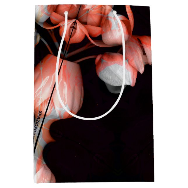 "Weißes Herz in Schwarz von der Sonne" Mittlere Geschenktüte (Vorderseite)