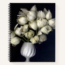 Weißes Herz in schwarzem Notizbuch