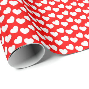 Weißes Herz-Muster auf rotem Packpapier