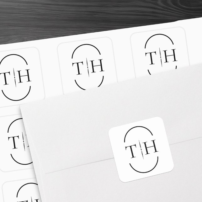 Weißes Hochzeitmonogramm in Oval-Rahmen Quadratischer Aufkleber (Monogrammed wedding stickers in black and white from my Wedding Colors Collection)