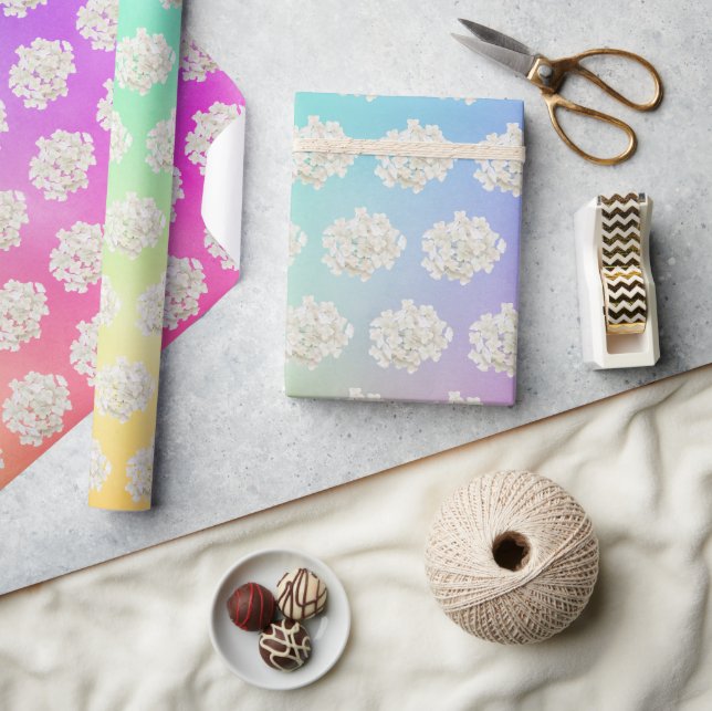 Weißes Hydrangea auf glühendem Regenbogengrund Geschenkpapier (Kunsthandwerk)