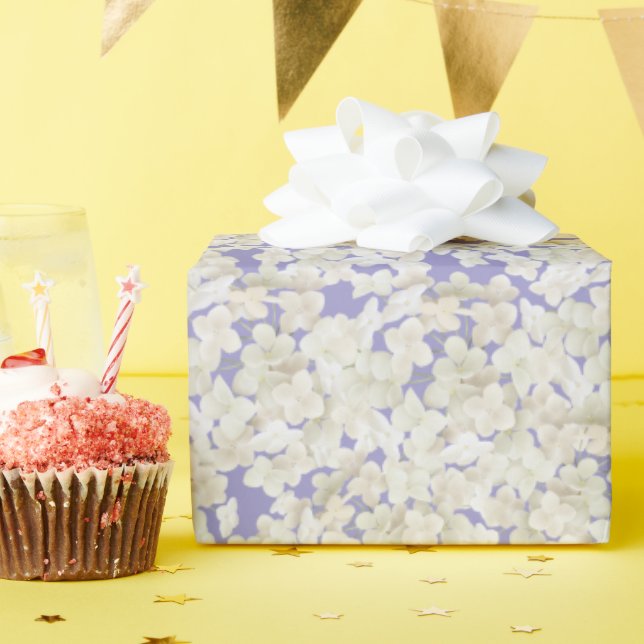 Weißes Hydrangea auf Pastel Lila Geschenkpapier (Geburtstagsparty)