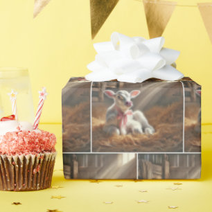 Weißes Kalb mit rosafarbenem Kiefer im Stall Geschenkpapier