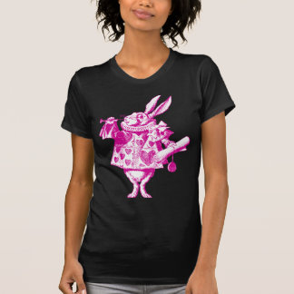 Weißes Kaninchen Herald in rosa T-Shirt