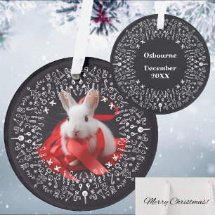 Weißes Kaninchen mit rotem Band auf Black Holiday Ornament