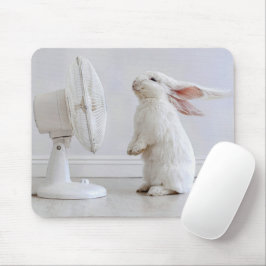 Weißes Kaninchen mit Schlappohren beim Abkühlen Mousepad